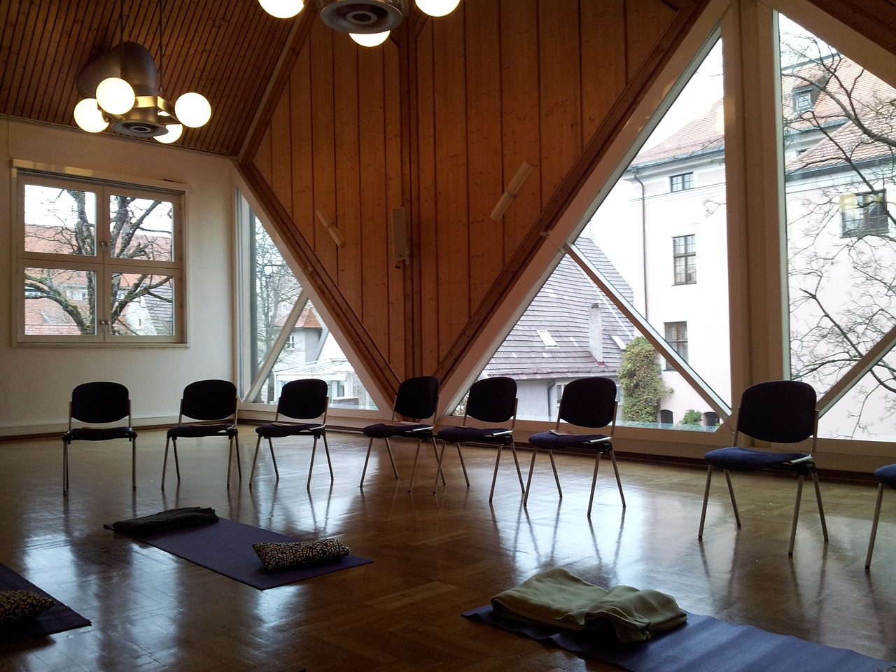 seminar room, yoga room, meditation-78504.jpg